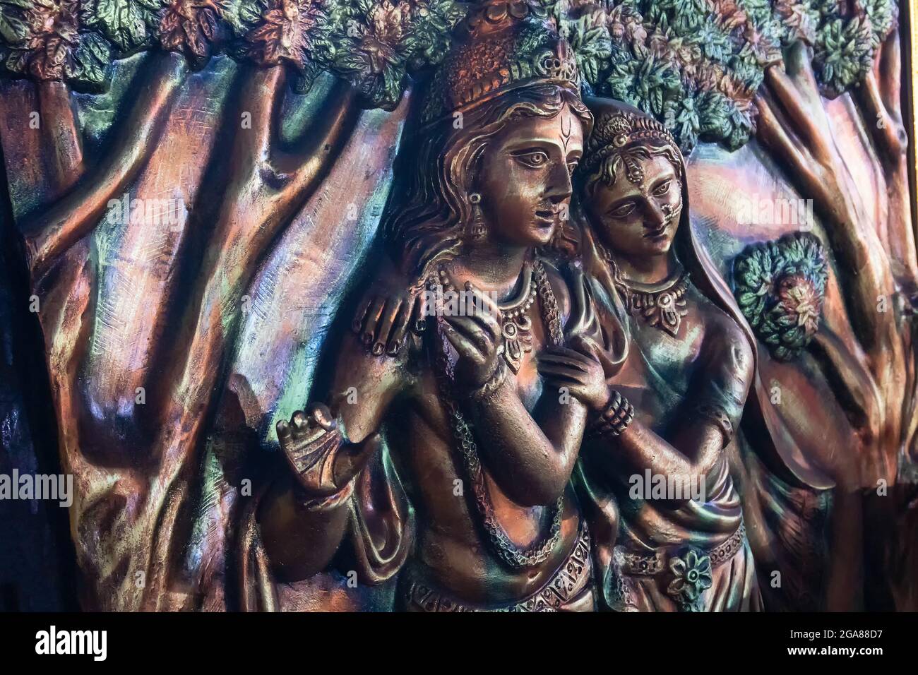 Lord Krishna in posa come flauto e Radha sorridente, Dea Durga con Son Ganesh, idoli decorativi in terracotta fatta a Krishnanagar, Nadia, West B. Foto Stock