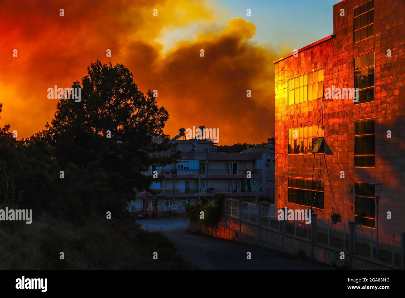 Immagine fresca dal fuoco a Manavgat Antalya Turchia, fumi di fuoco in città, aerei da fuoco ed elicotteri che cercano di spegnere il fuoco. Foto Stock