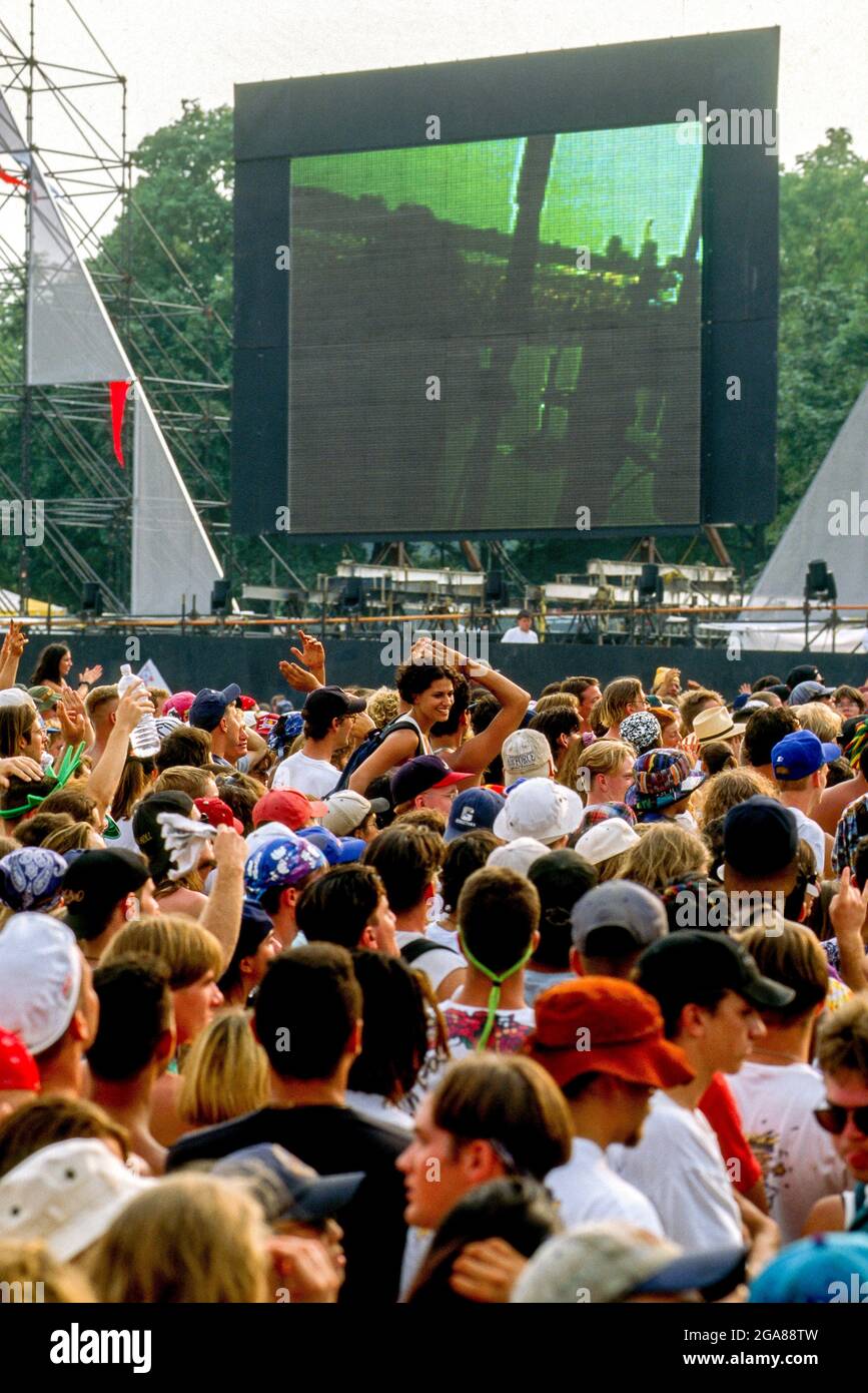 Folla di fronte al palco principale il giorno di apertura del 25° anniversario del festival di musica Woodstock a Saugerties, New York, 12 agosto 1994. Credito: Mark Reinstein/MediaPunch Foto Stock