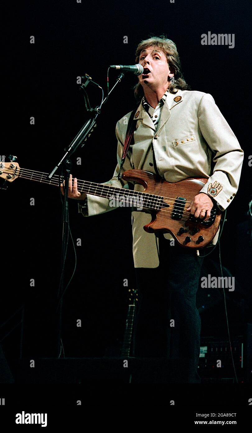 Washington DC. Stati Uniti d'America, 4 luglio 1990 Paul McCartney esegue a quarto di Luglio Concerto a Robert F. Kennedy allo stadio di calcio. Credito: Mark Reinstein/MediaPunch Foto Stock