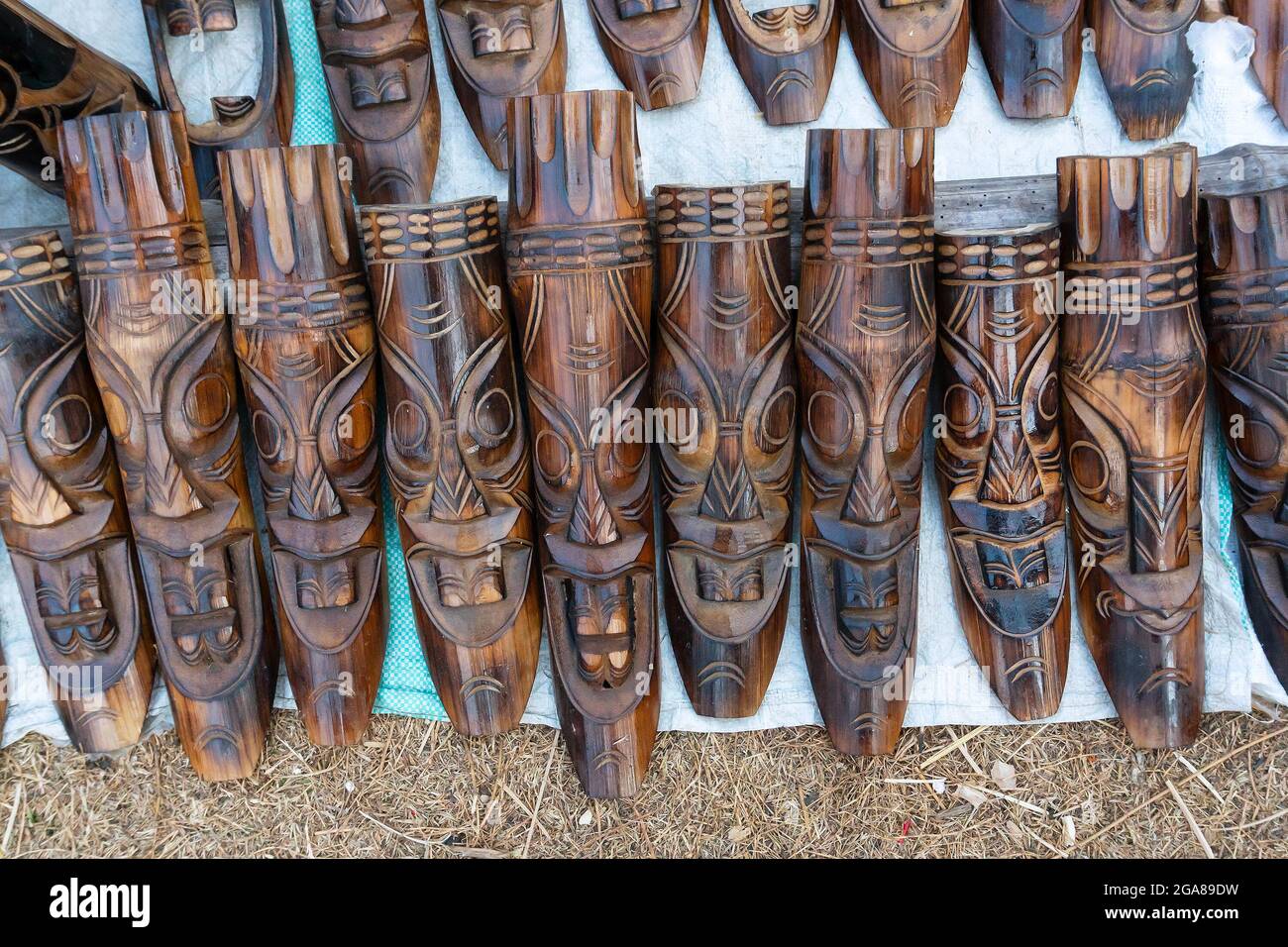 Maschere in legno o maschere tribali, artigianato appeso a parete, in esposizione durante la Fiera dell'Artigianato di Kolkata - la più grande fiera dell'Artigianato in Asia. Foto Stock