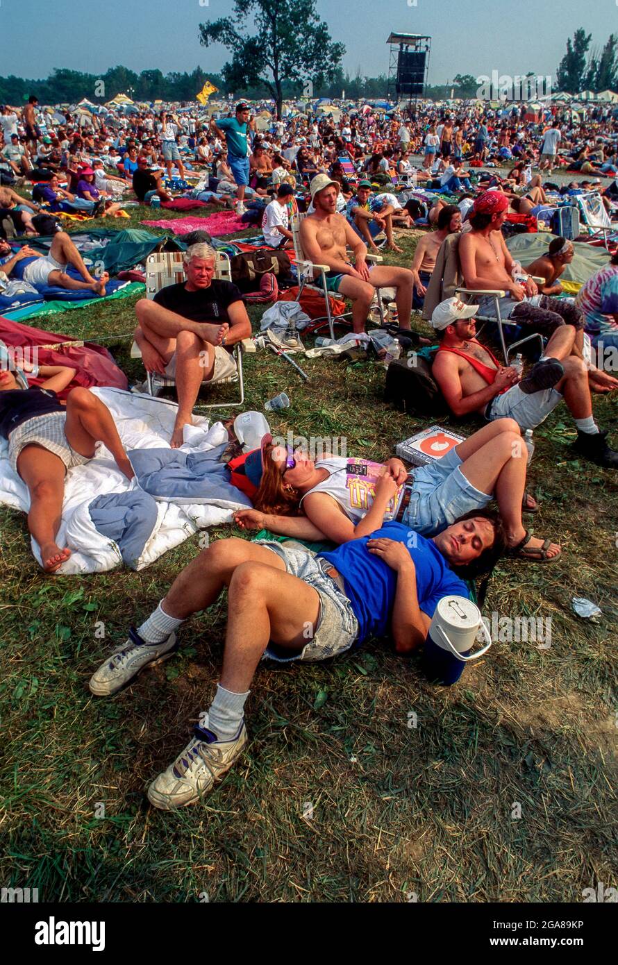 Folla di fronte al palco principale il giorno di apertura del 25° anniversario del festival di musica Woodstock a Saugerties, New York, 12 agosto 1994. Credito: Mark Reinstein/MediaPunch Foto Stock