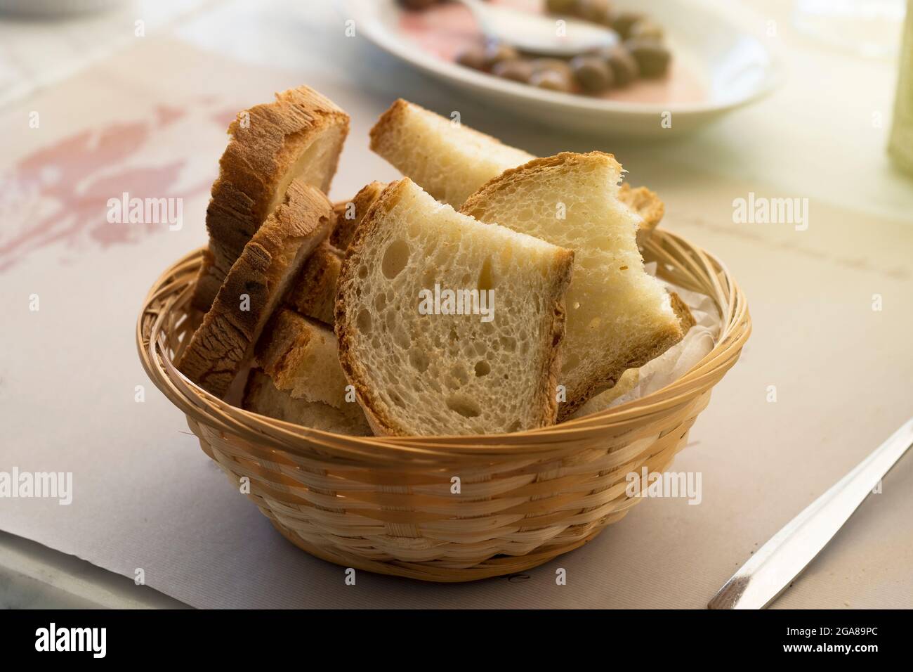 Cestino di pane italiano a fette su un tavolo da ristorante Foto stock -  Alamy