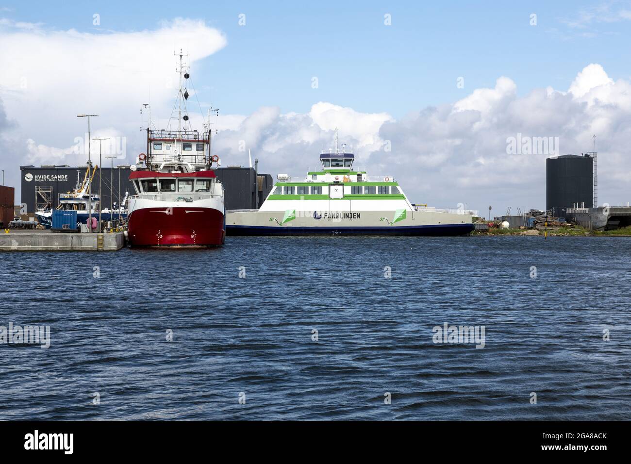 Porto di Hvide Sande e cantiere navale di Hvide Sande. Ormeggiato alla banchina è un nuovo traghetto per il percorso tra Esbjerg e Fanoe. Il nuovo traghetto 'Grotte' sarà sai Foto Stock