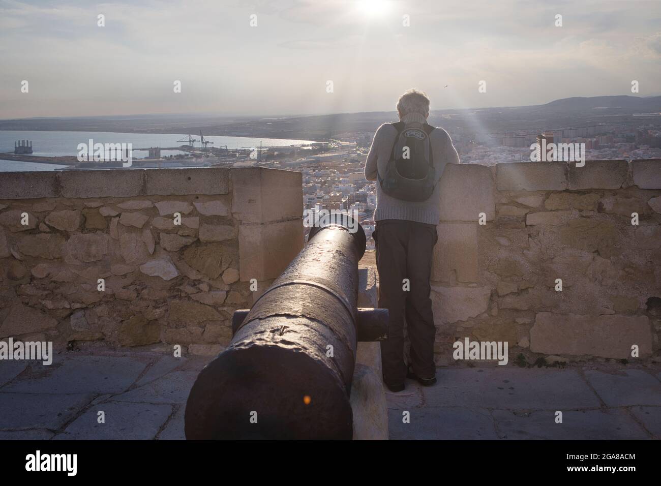 Un vecchio cannone al castello di Santa Barbara ad Alicante, Spagna, punta sulla città dall'alto sulla cima delle mura del castello Foto Stock