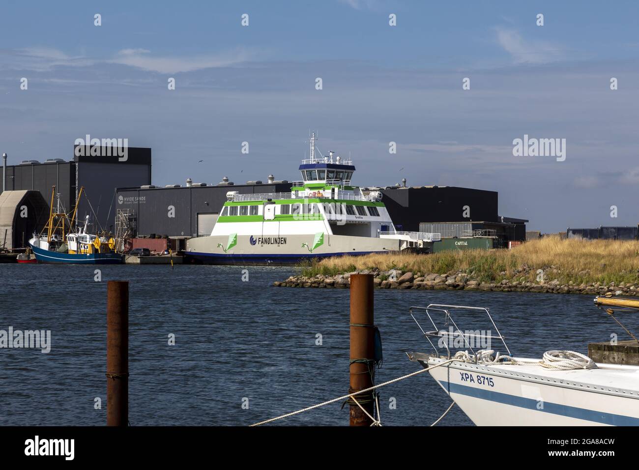 Porto di Hvide Sande e cantiere navale di Hvide Sande. Ormeggiato alla banchina è un nuovo traghetto per il percorso tra Esbjerg e Fanoe. Il nuovo traghetto 'Grotte' sarà sai Foto Stock