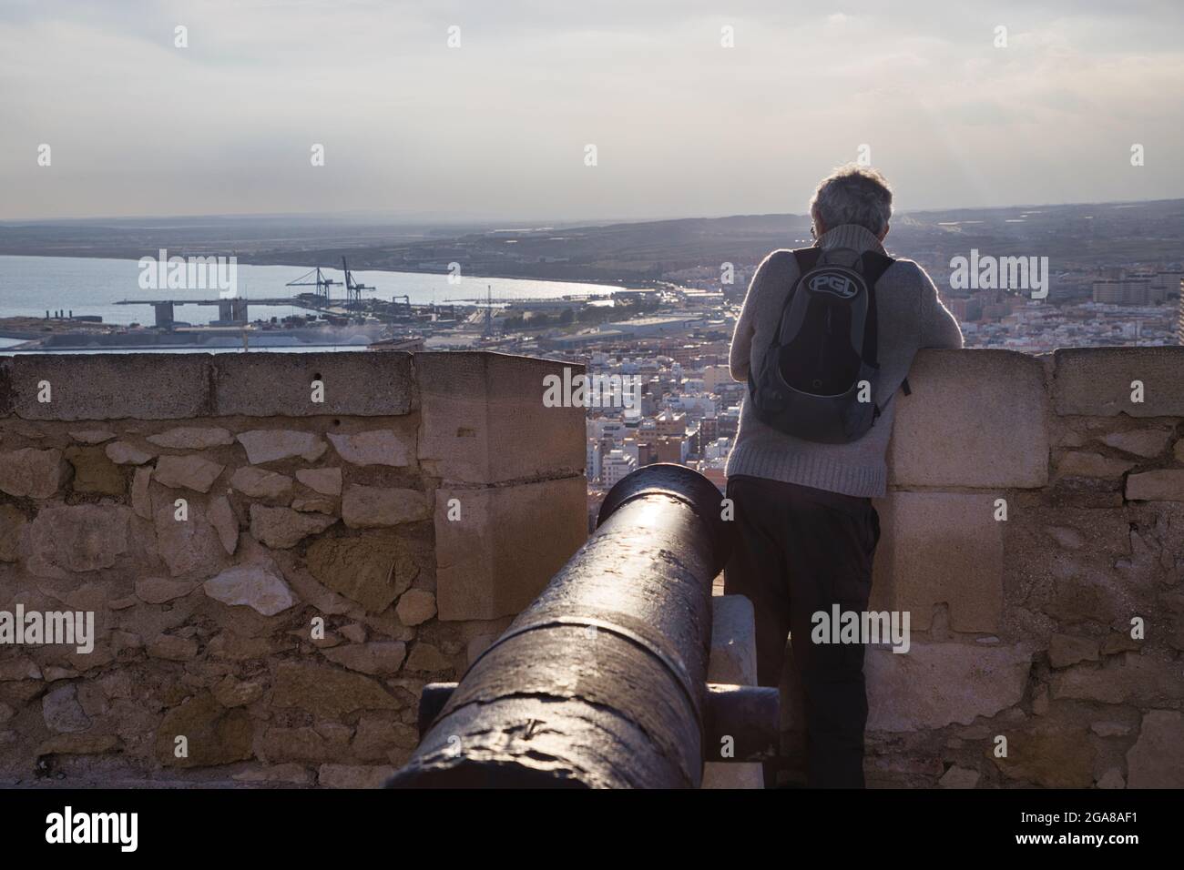 Un vecchio cannone al castello di Santa Barbara ad Alicante, Spagna, punta sulla città dall'alto sulla cima delle mura del castello Foto Stock