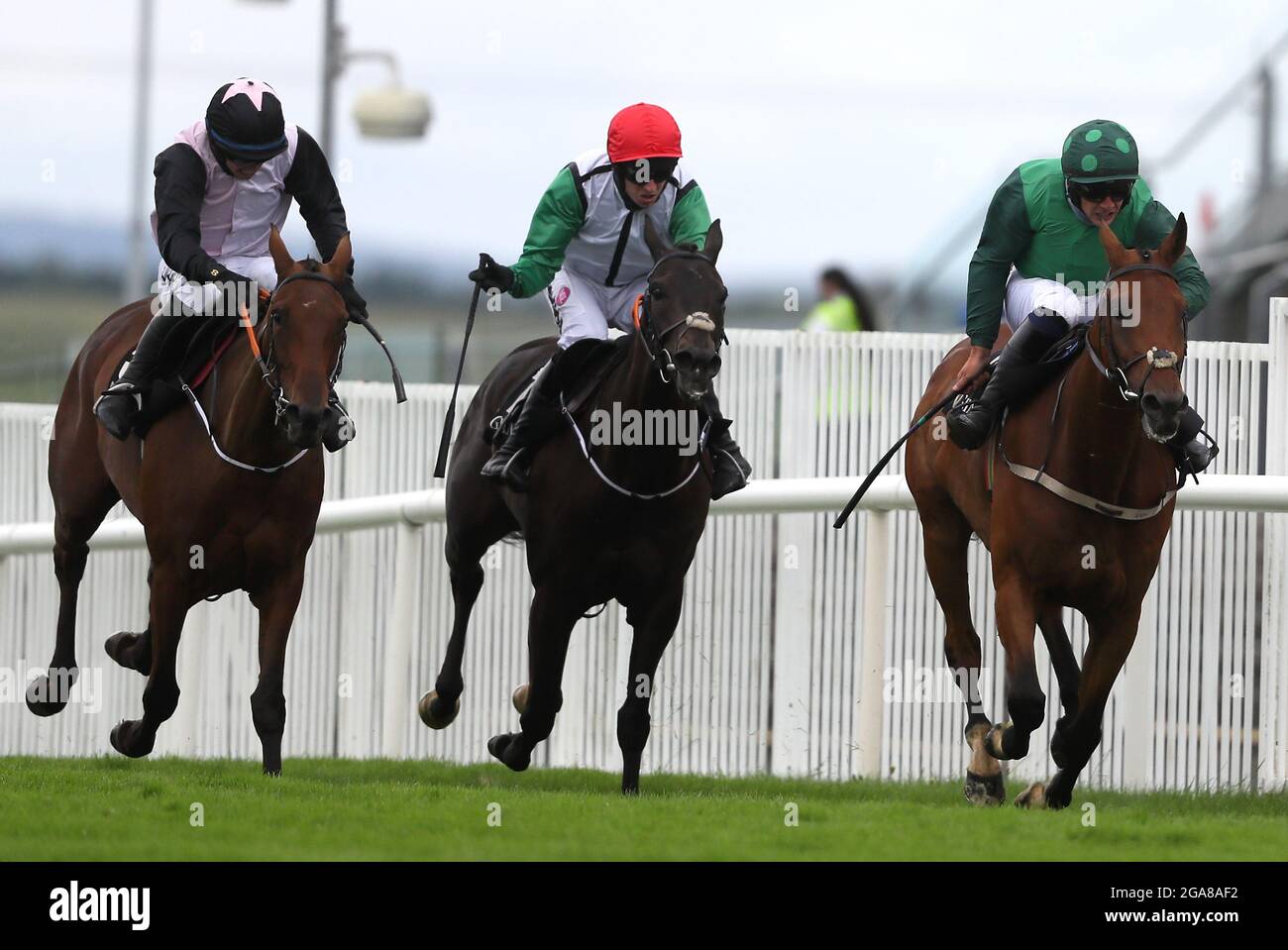 Fan De Blues guidato dal fantino Paul Townend (a destra) vince il Rockshore Novice Chase (grado 3) con Gin on Lime guidato da Darragh o'Keeffe (a sinistra) secondo e abbastanza audace guidato dal fantino Mark Walsh terzo durante il quarto giorno del Galway Races Summer Festival 2021 all'ippodromo di Galway. Data immagine: Giovedì 29 luglio 2021. Guarda la storia di PA CHE REGOLA Galway. Il credito fotografico dovrebbe essere: Brian Lawless/PA Wire. RESTRIZIONI: L'uso è soggetto a limitazioni. Solo per uso editoriale, nessun uso commerciale senza previo consenso del titolare dei diritti. Foto Stock