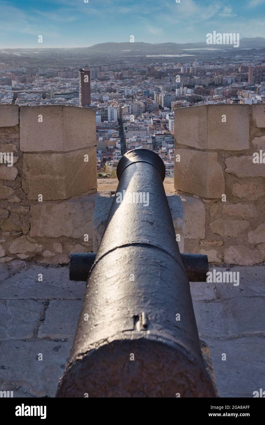 Un vecchio cannone al castello di Santa Barbara ad Alicante, Spagna, punta sulla città dall'alto sulla cima delle mura del castello Foto Stock