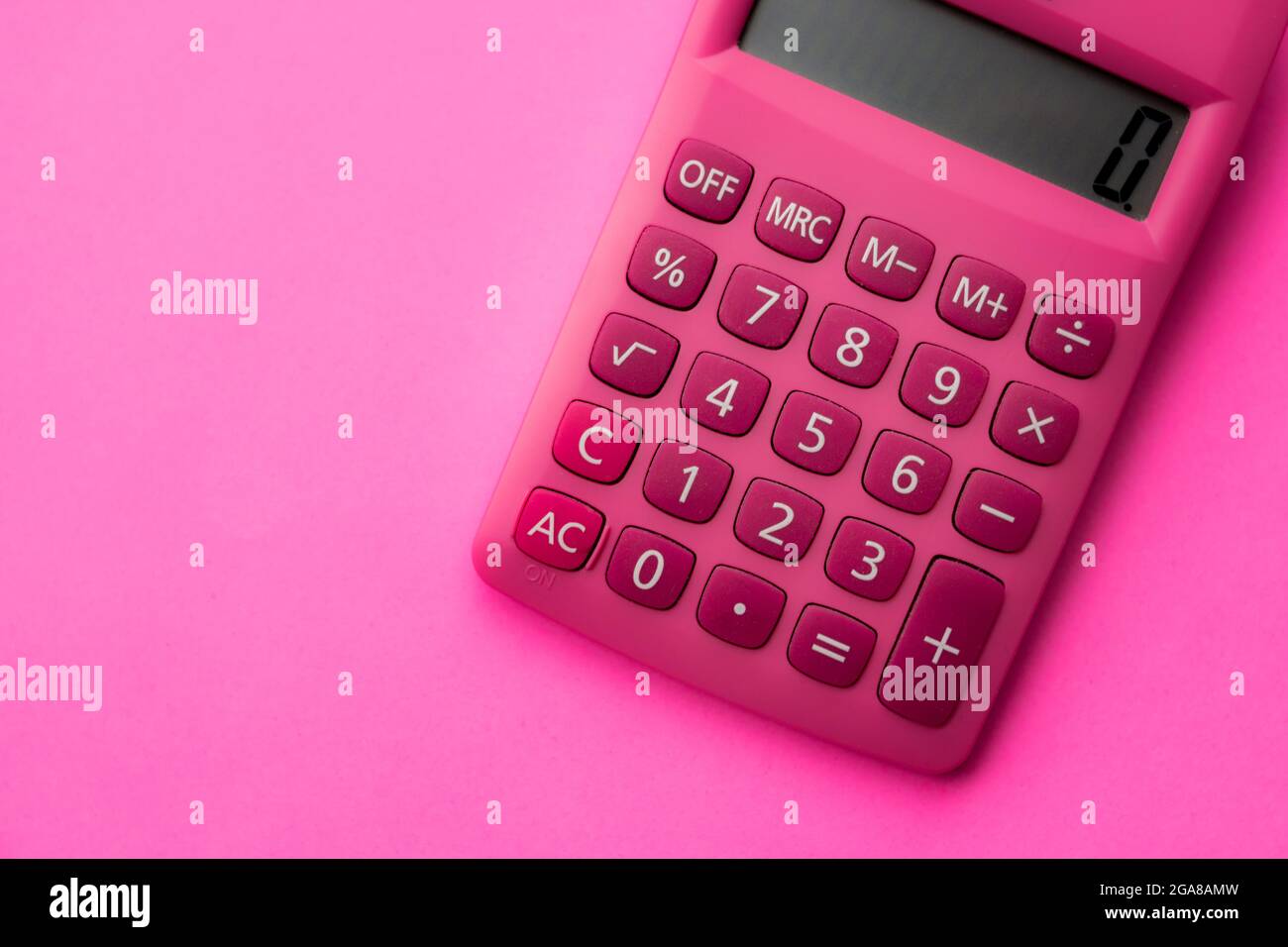 Primo piano di una moderna calcolatrice rosa con numeri bianchi su