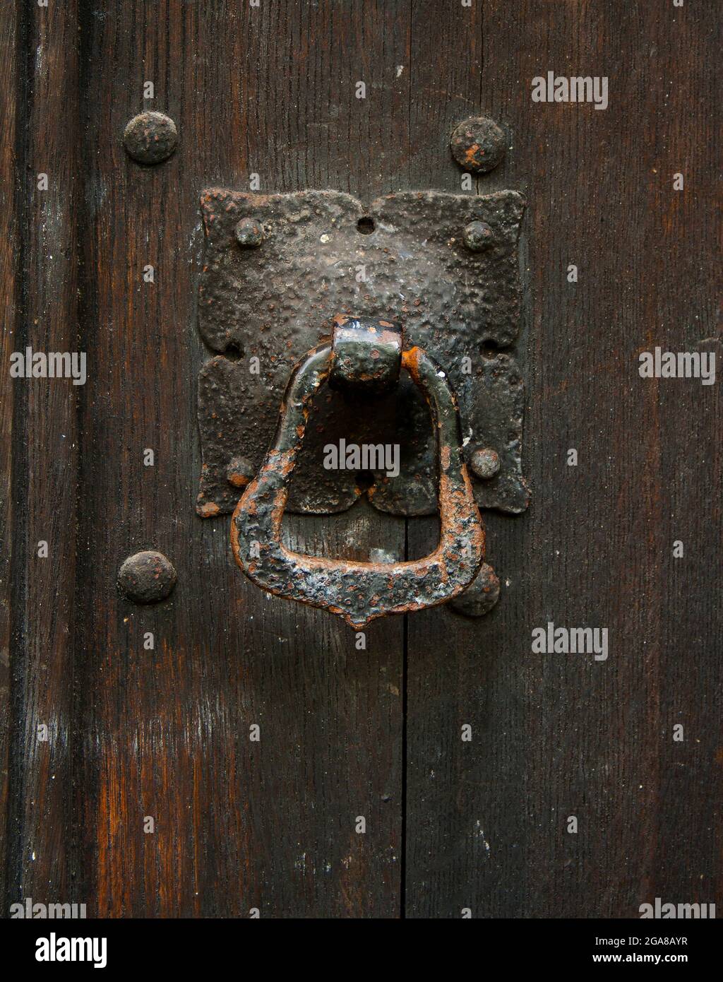 Immagine ravvicinata di un bussatore su una porta traballante Foto Stock