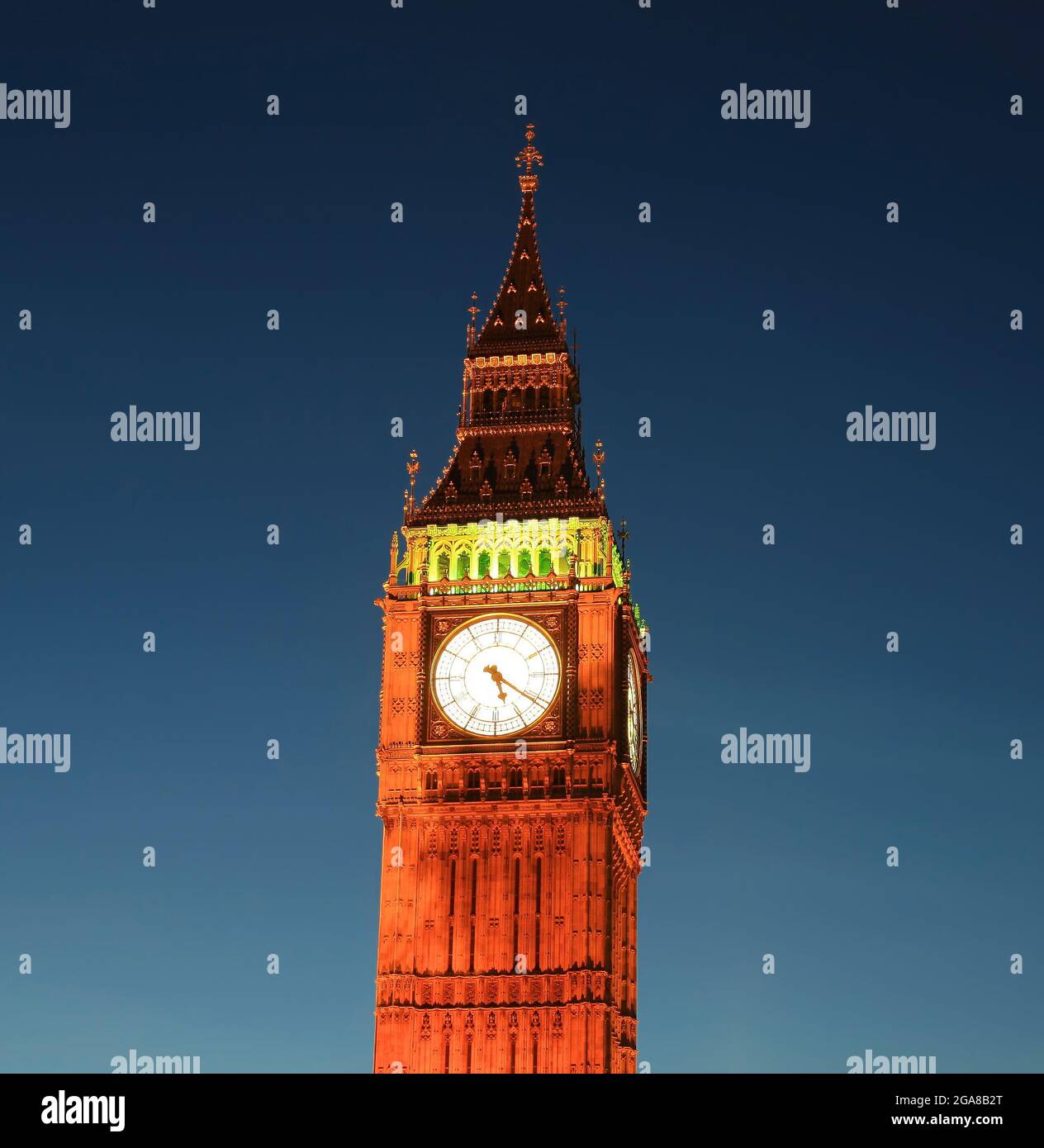 Primo piano del Big ben di Londra (Regno Unito) al crepuscolo, illuminato, con un cielo senza nuvole Foto Stock