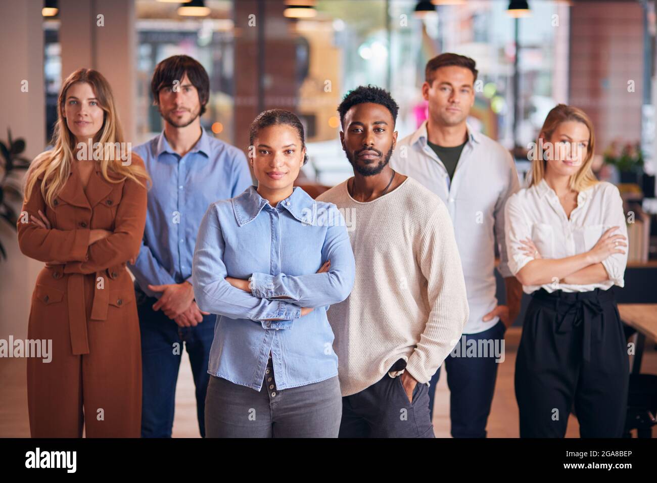 Ritratto del team Multi-Cultural Business nell'ufficio Multi-Cultural moderno Foto Stock