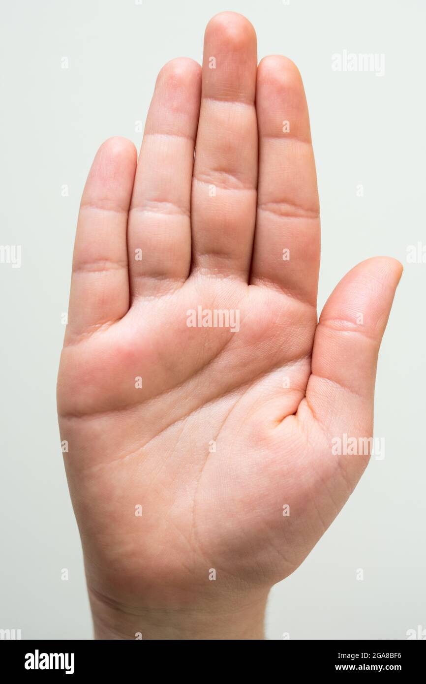 Mano caucasica che mostra la sua palma su uno sfondo bianco Foto Stock