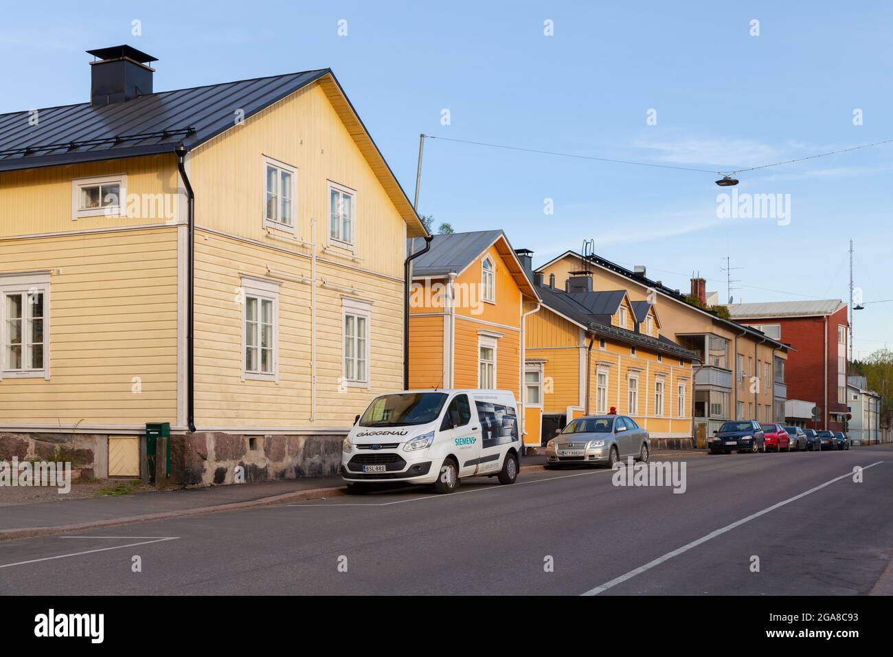 Porvoo, Finlandia - 7 maggio 2016: Vista sulla strada con colorate case in legno finlandesi, la città vecchia di Porvoo, la gente comune e le auto parcheggiate sono sulla strada Foto Stock