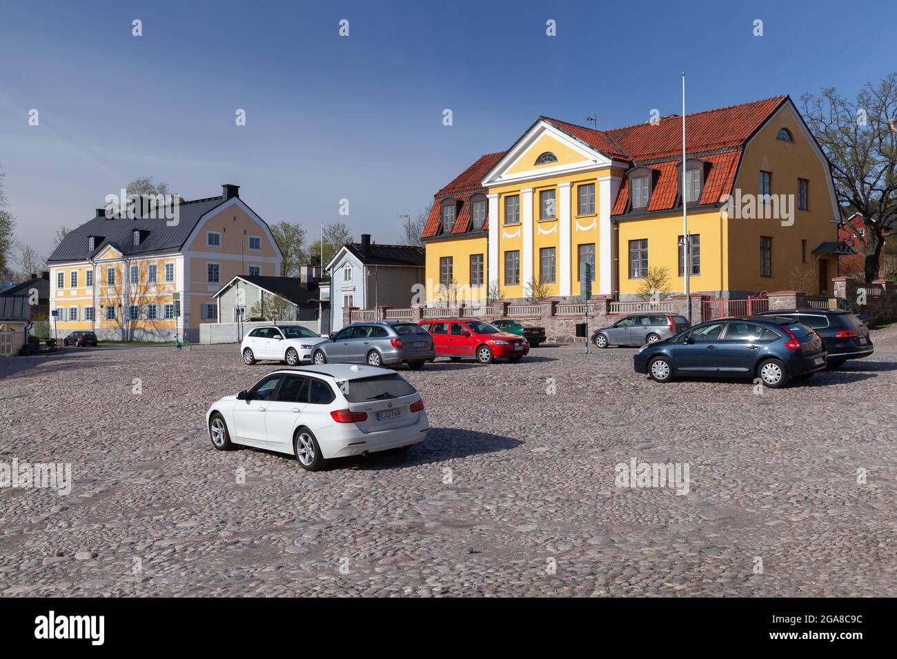 Porvoo, Finlandia - 7 maggio 2016: Vista sulla strada della città vecchia di Porvoo con le auto parcheggiate su una piazza acciottolata Foto Stock