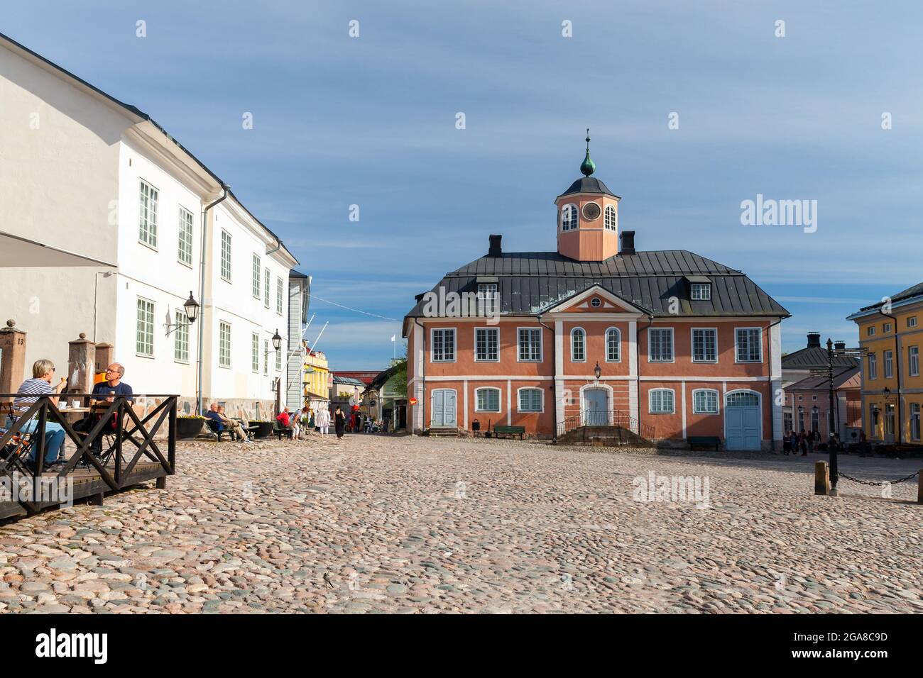 Porvoo, Finlandia - 7 maggio 2016: Piazza del Municipio della città di Porvoo. La gente comune cammina per la strada Foto Stock