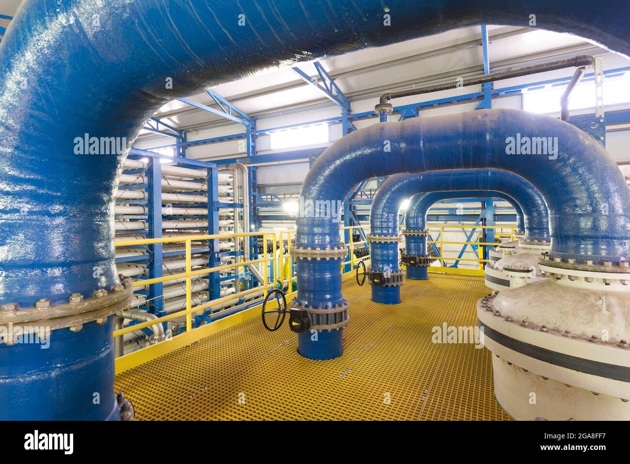 L'apparecchiatura di osmosi inversa in un impianto di desalinizzazione. Foto Stock