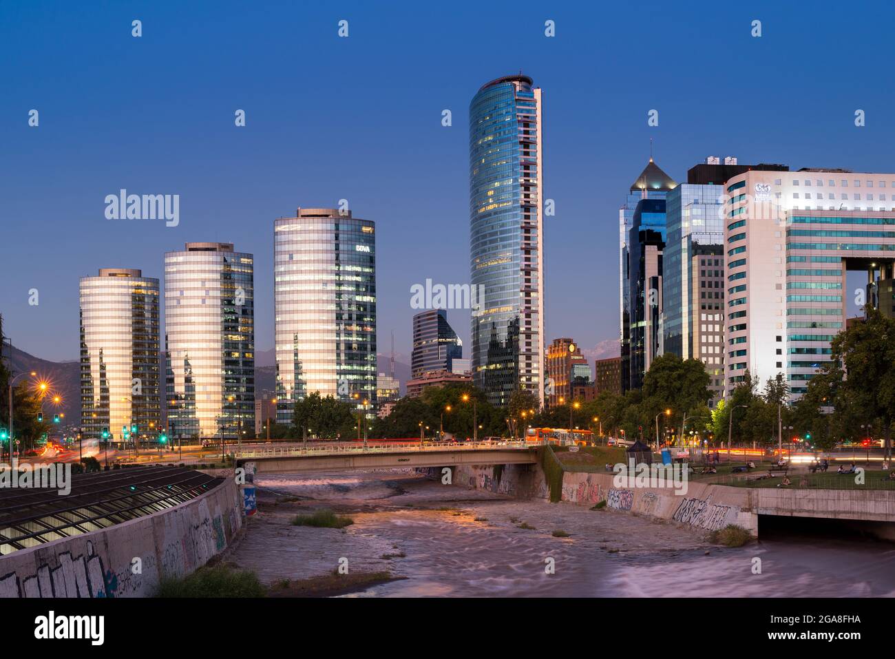 Santiago, Regione Metropolitana, Cile - Skyline di moderni edifici per uffici nel quartiere finanziario di Santiago. Foto Stock