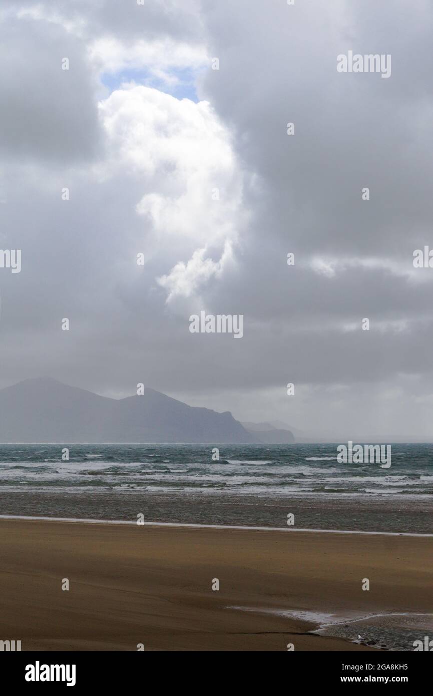 Le montagne di Rivals viste dalla costa da Caernarfon in Gwynedd, Galles, Regno Unito. Le colline sono drammatiche in quanto si innalzano sopra il mare d'Irlanda Foto Stock
