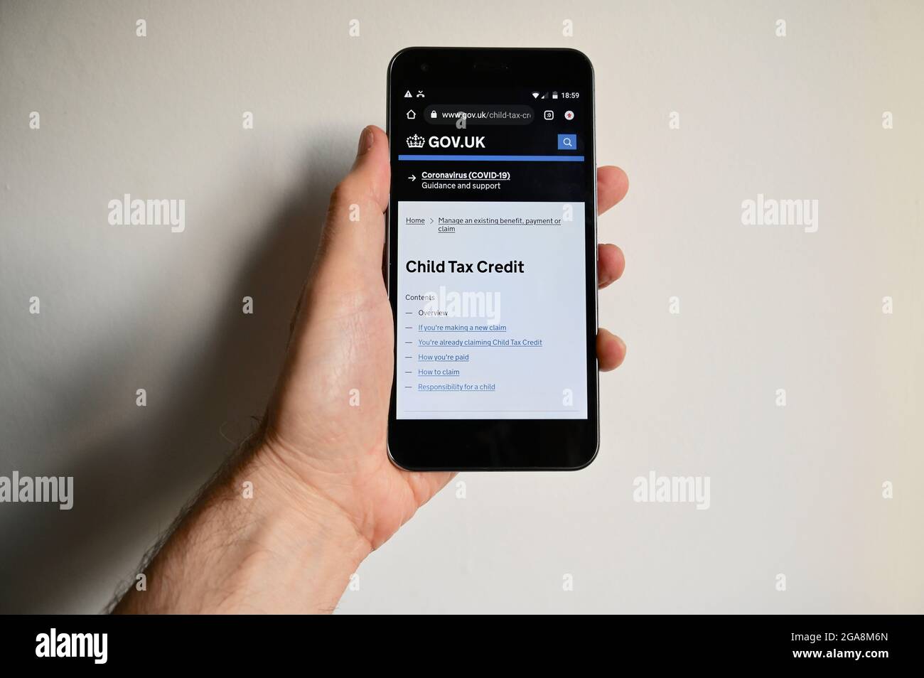 Credito fiscale per bambini, app GOV UK visualizzata su un telefono cellulare Foto Stock