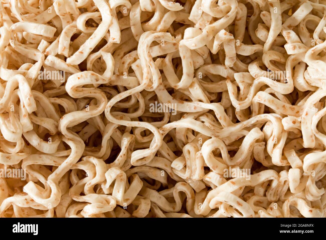 Tagliatelle essiccate o tagliatelle istantanee da vicino. Fondo di cibo testurizzato Foto Stock