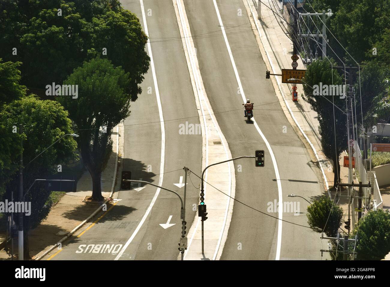 Vista di un servizio di consegna di cibo (ifood) che guida in una strada vuota durante la chiusura. Sao Bernardo do campo, San Paolo, Brasile Foto Stock