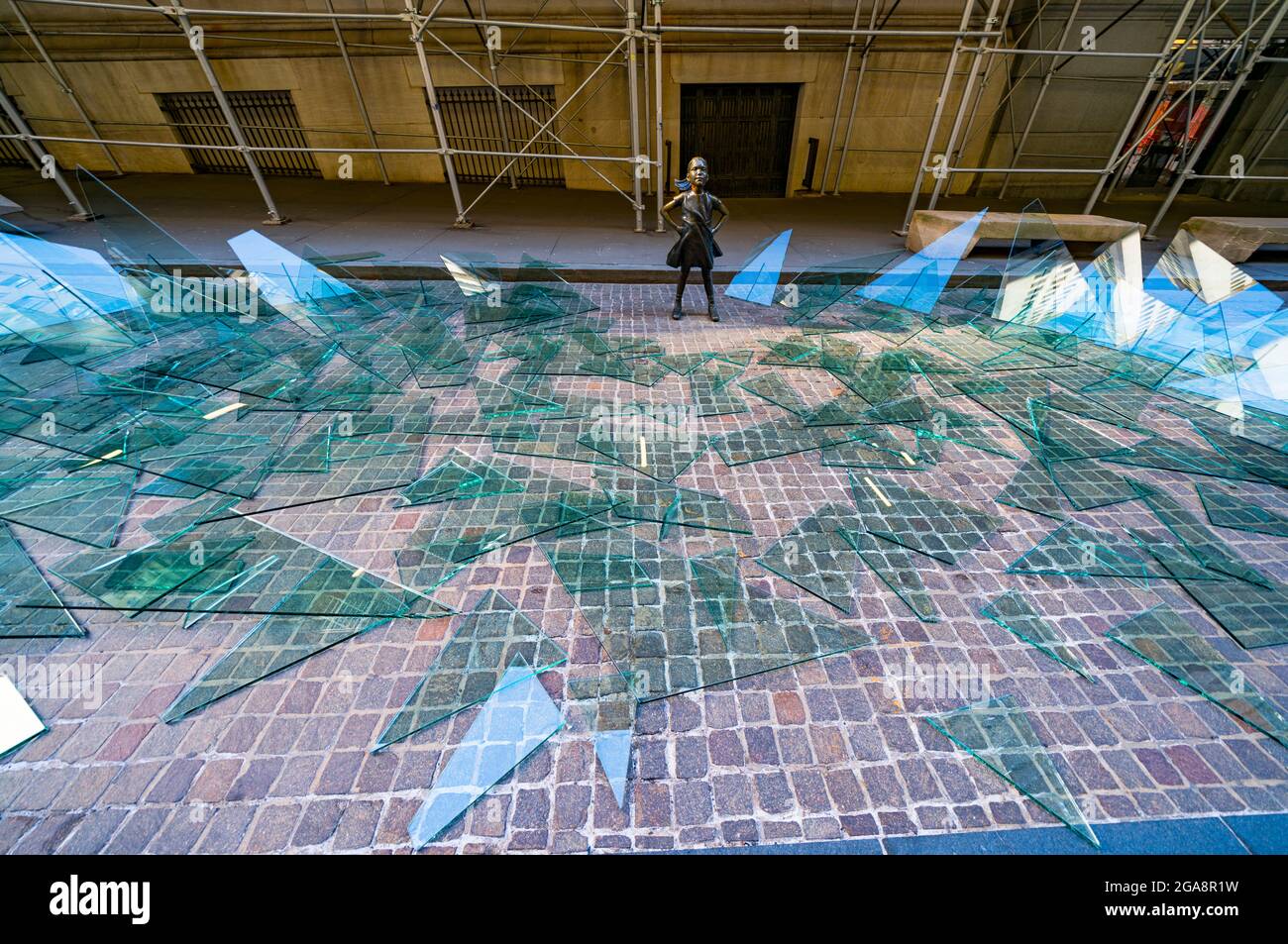 NEW YORK, NY – 7 marzo: State Street Global Advisory ha installato un soffitto di vetro rotto che circonda la ragazza senza orecchino di fronte alla Borsa di New York in Foto Stock