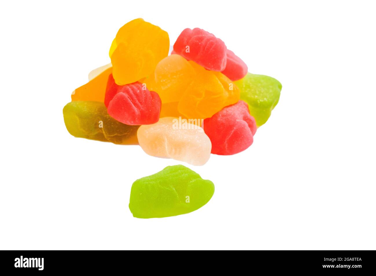 Un mucchio di rane di gelatina colorate isolate su sfondo bianco Foto Stock