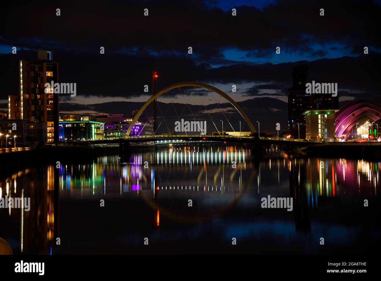 Vista sul fiume clyde di notte. Abbracciando lo Squinty Bridge e Glasgow Quay Foto Stock