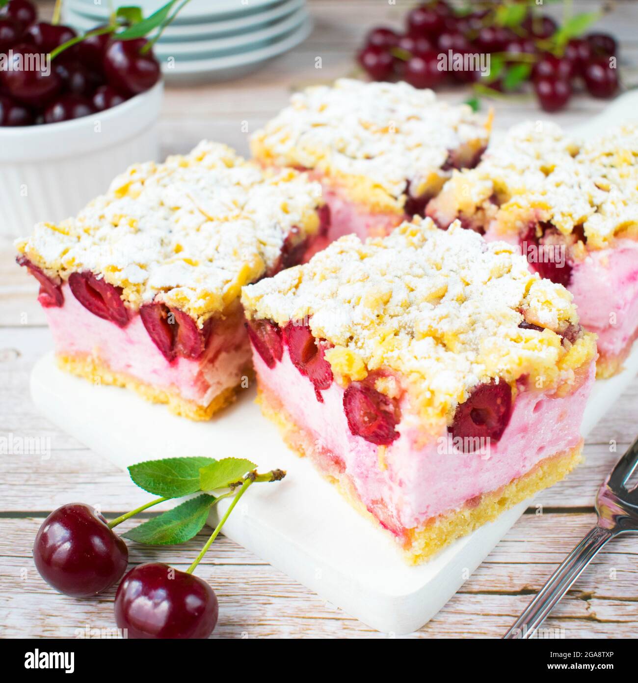 Torta Cherry Cloud. Pasta frolla con schiuma delicata e ciliegie fresche. Foto Stock