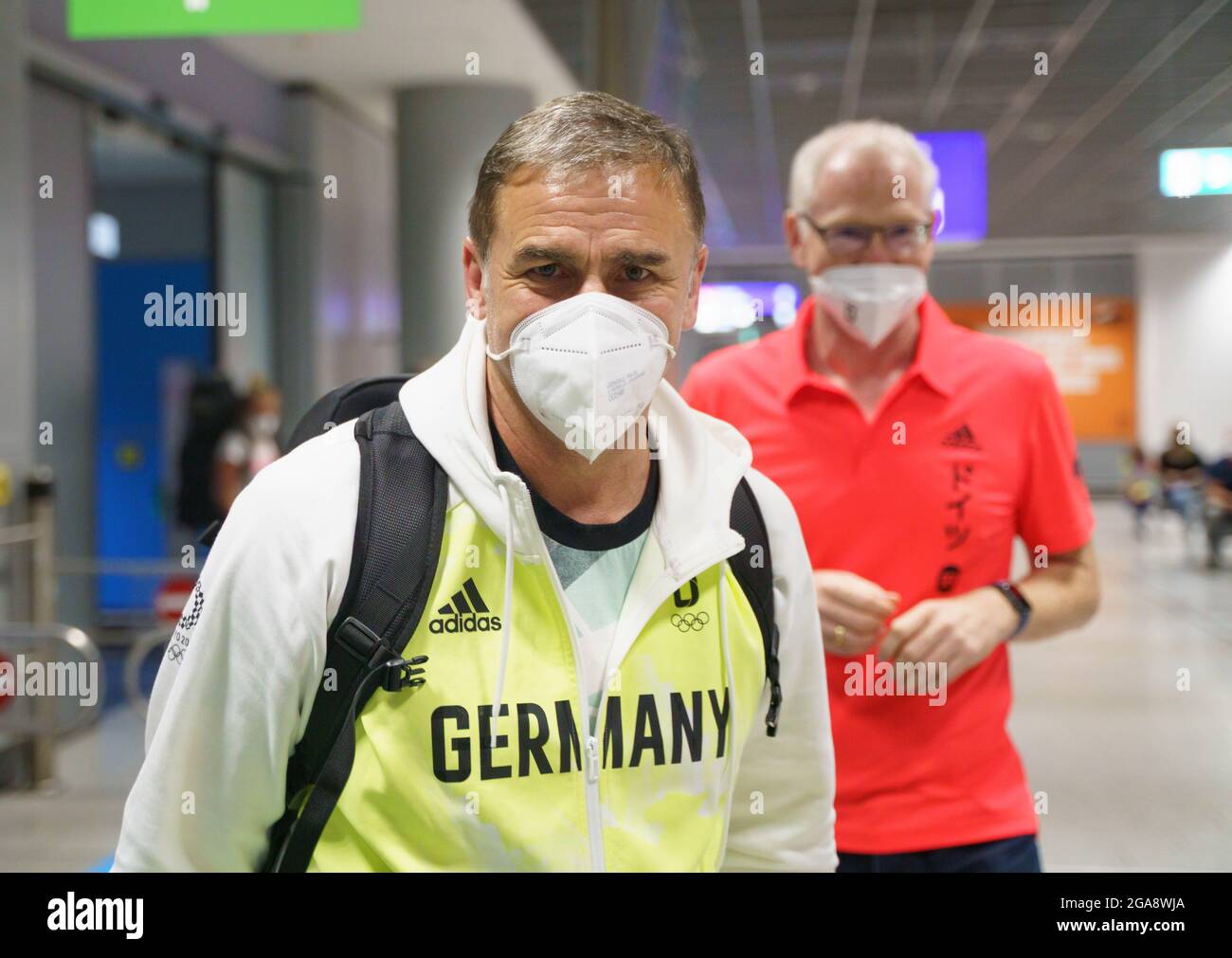 29 luglio 2021, Hessen, Francoforte sul meno: Stefan Kuntz, allenatore della squadra di calcio maschile tedesca U21, lascia l'area degli arrivi dopo il ritorno dalle Olimpiadi di Tokyo. Foto: Frank Rumpenhorst/dpa Foto Stock