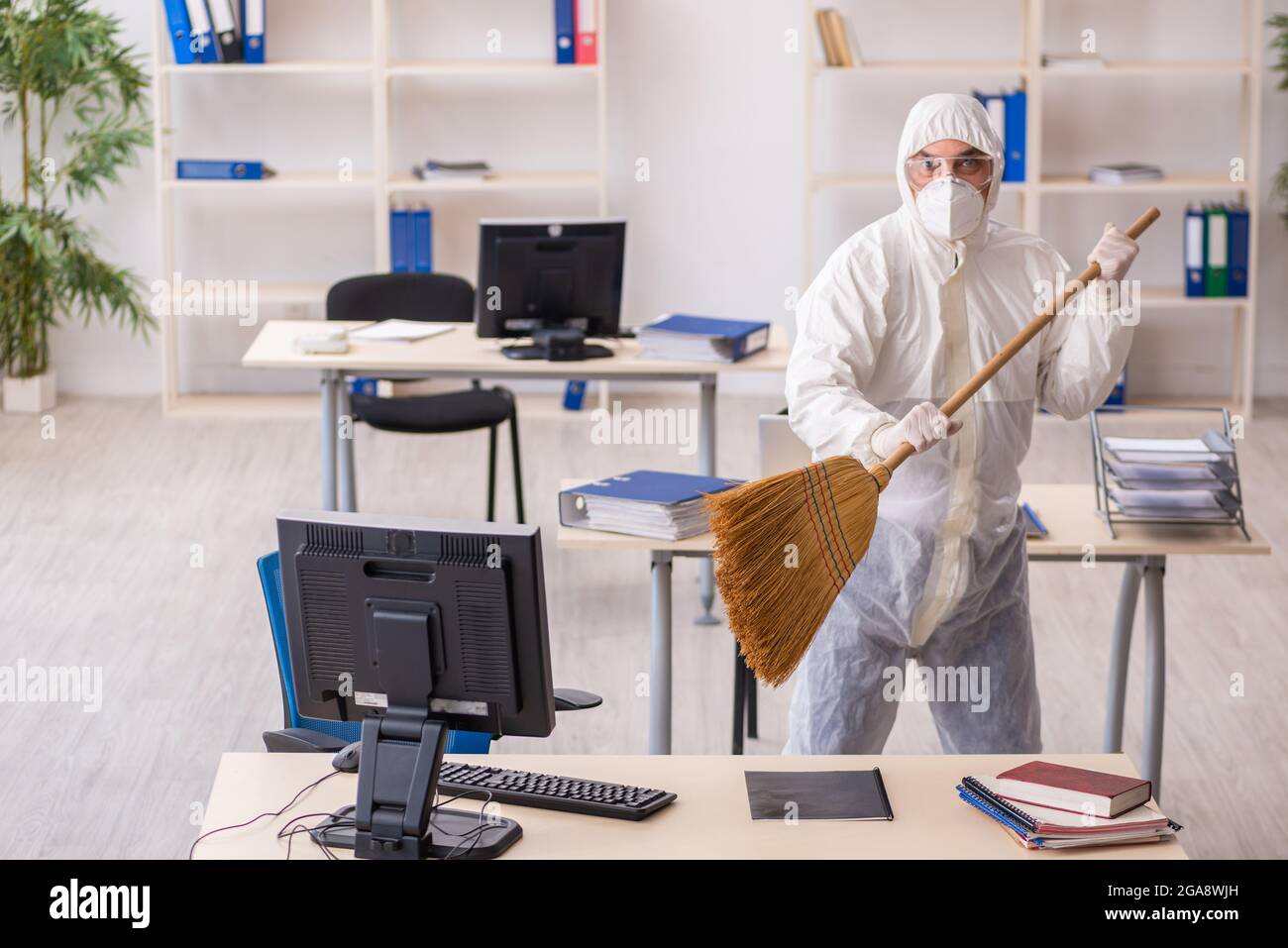 Vecchio con manico di scopa immagini e fotografie stock ad alta risoluzione  - Alamy