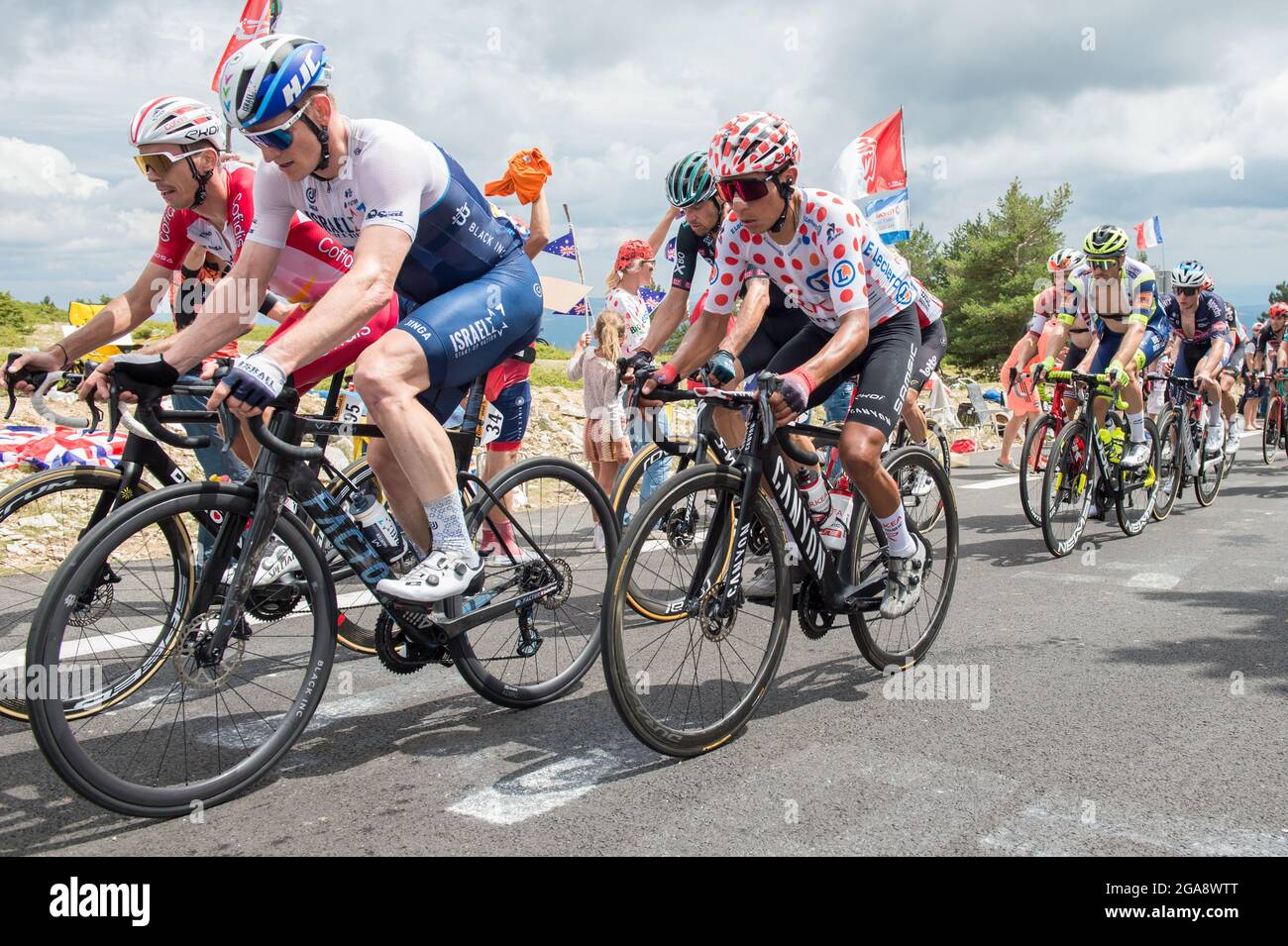 André Greipel (davanti) seguito da Nairo Quintana (maglia a puntini rossi) in azione durante la salita di Mont-Ventoux in Tour de France 2021.l'undicesima tappa del Tour de France 2021 si svolge tra Sorgues e Malaucene con una doppia salita del Mont-Ventoux. Vincitore del palco è Wout Van Aert. Foto Stock