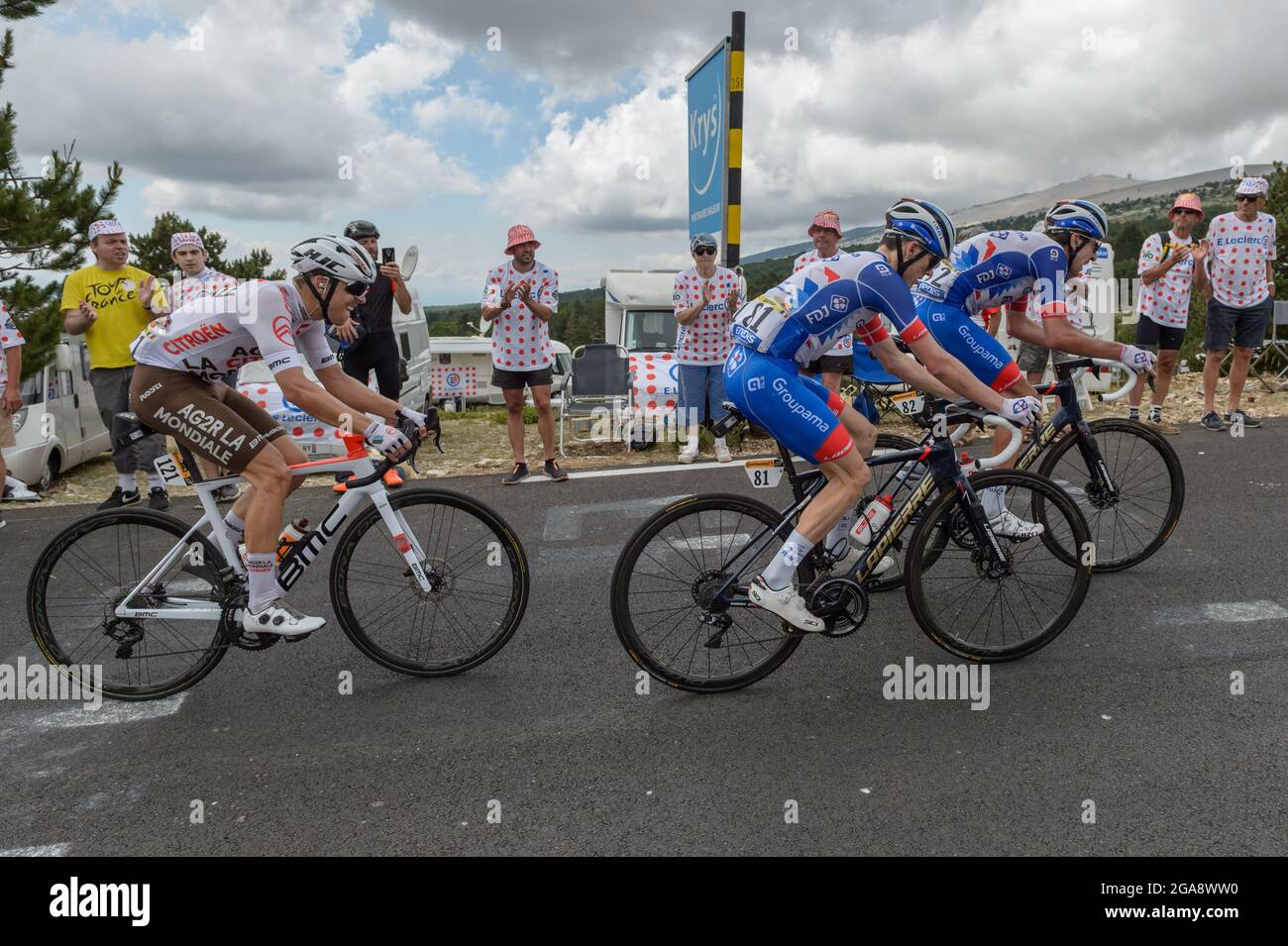 (Da L a R) Benoit Cosnefroy, Bruno Armirail e David Gaudu in azione durante la salita di Mont-Ventoux in Tour de France 2021.l'undicesima tappa del Tour de France 2021 si svolge tra Sorgues e Malaucene con una doppia salita del Mont-Ventoux. Vincitore del palco è Wout Van Aert. Foto Stock