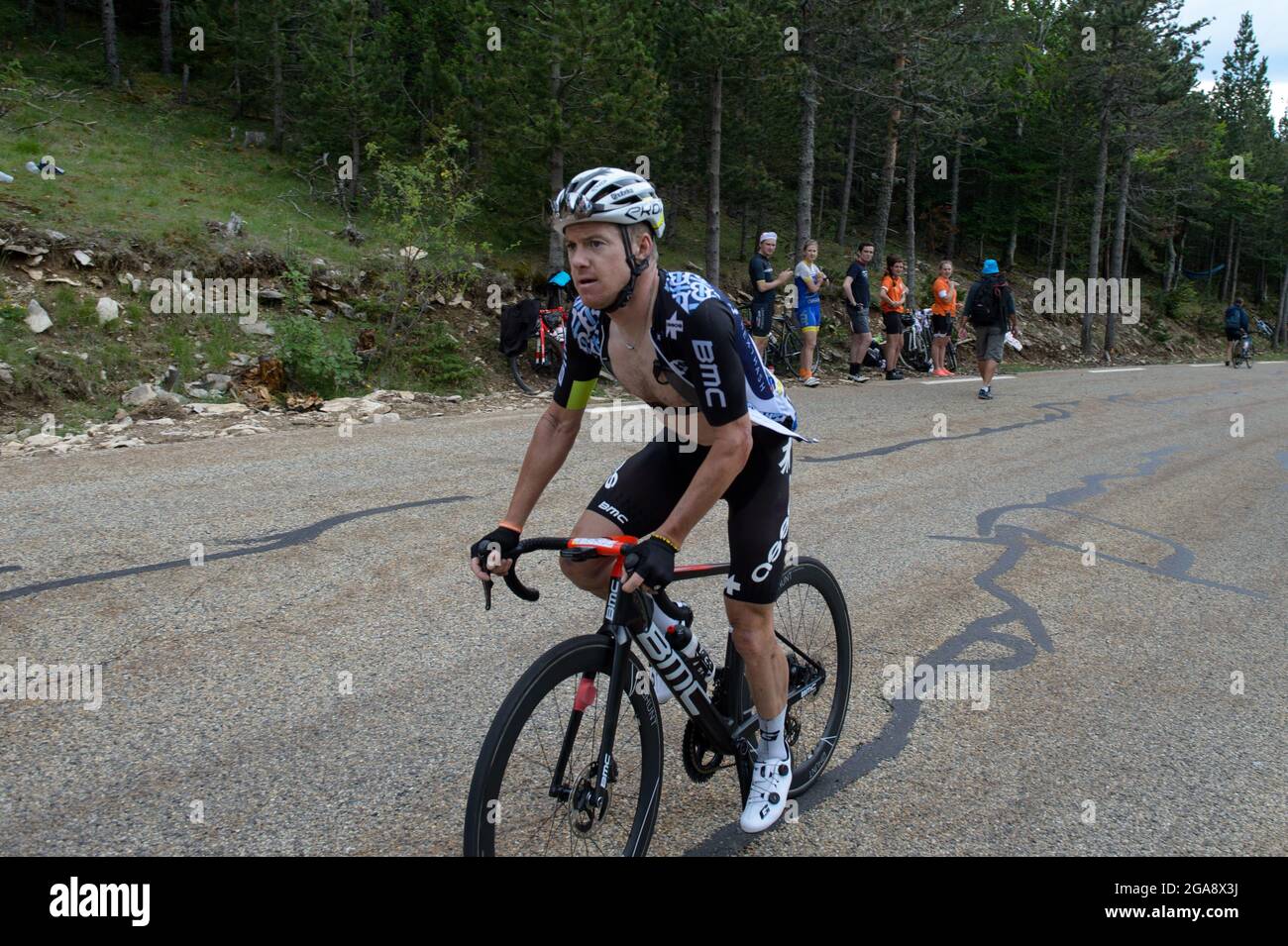 Simon Clarke in azione durante la salita di Mont-Ventoux in Tour de France 2021. Si è classificato 111.The 11th tappa del Tour de France 2021 si svolge tra Sorgues e Malaucene con una doppia salita del Mont-Ventoux. Vincitore del palco è Wout Van Aert. Foto Stock