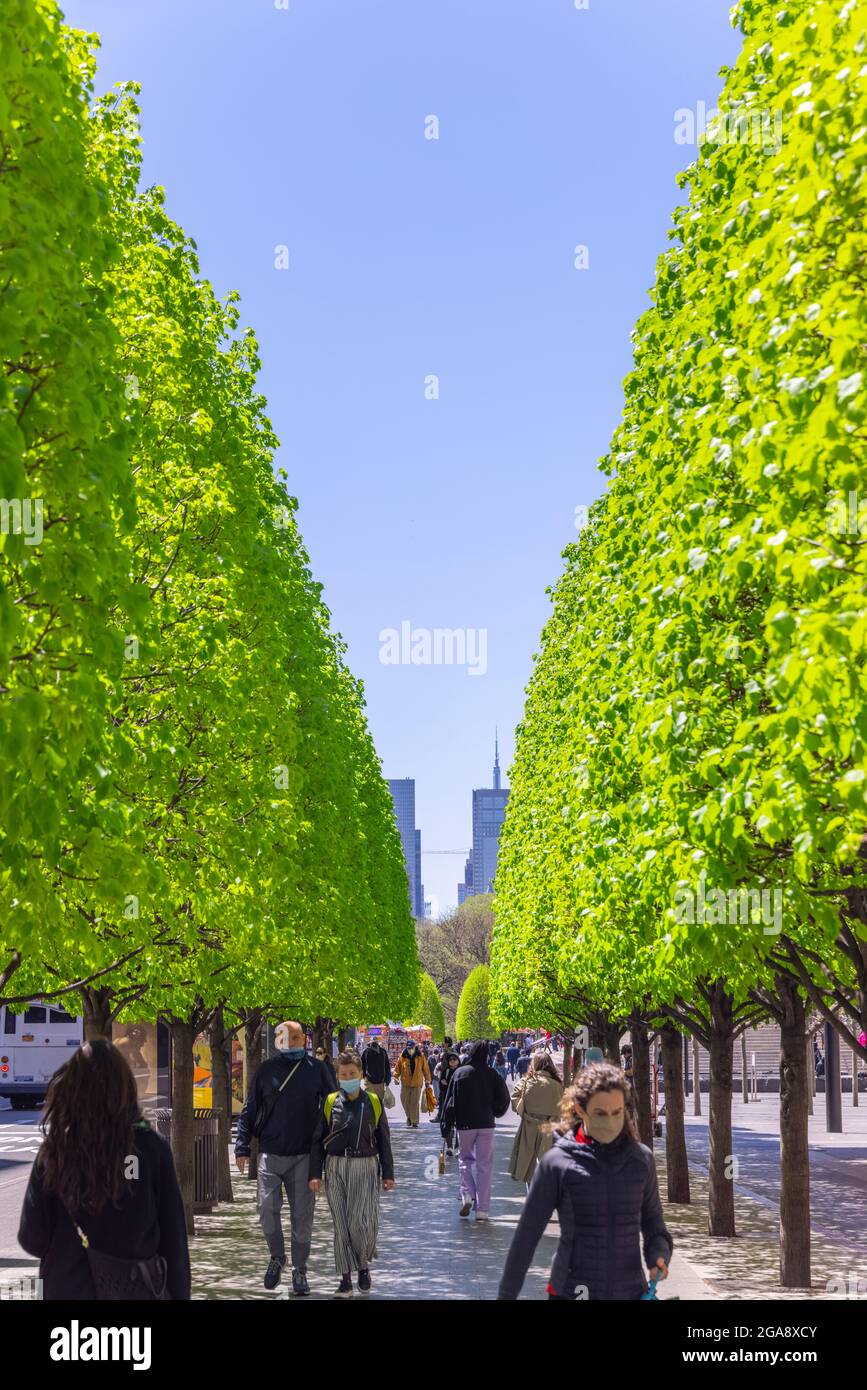 Persone intorno al Metropolitan Museum tra la pandemia di COVID-19 New York. Foto Stock