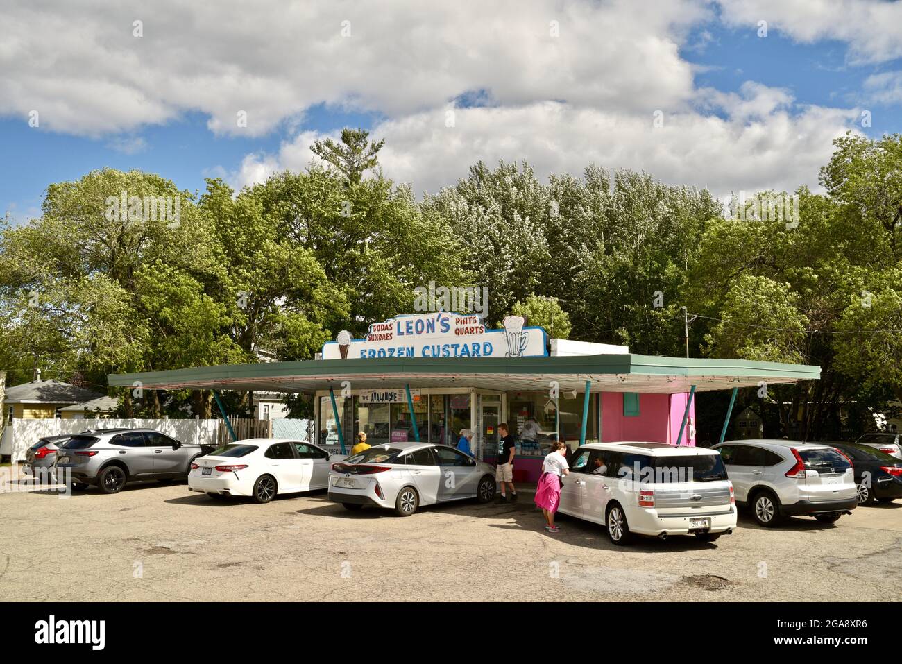 Automobili e altri veicoli parcheggiati presso la custodia Frozen di Leon, dove i clienti mangiano la crema pasticcera e il fast food in veicoli dopo gli ordini effettuati, Oshkosh, WI, USA Foto Stock