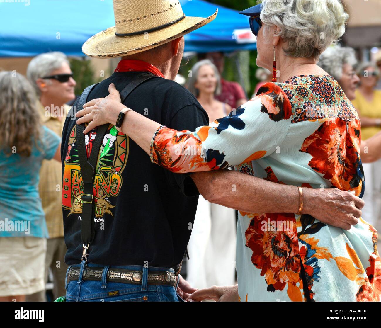 Una coppia ama ballare con la musica di una band dal vivo che si esibisce nella storica Plaza di Santa Fe, New Mexico. Foto Stock