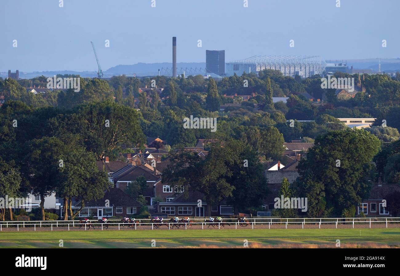 Corridori e piloti durante il William Hill Gioca responsabilmente Racing League Race Five con il Newcastle United's St James Park sullo sfondo durante la gara della Racing League all'ippodromo di Newcastle, Newcastle. Foto Stock