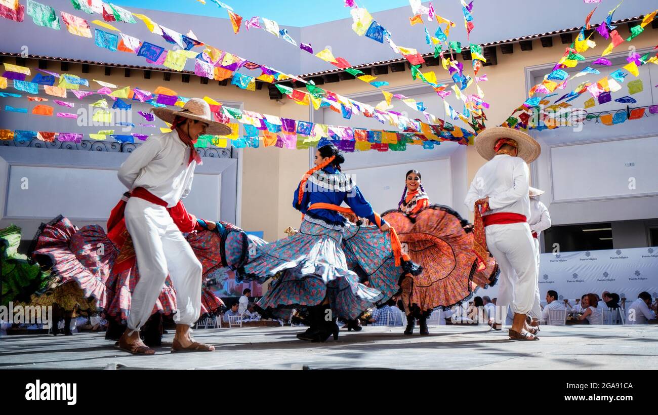 Puerto Vallarta, Messico - 28 Gennaio 2020 - Foto di ballerini folcloristici che ballano in un bel vestito tradizionale che rappresenta la cultura messicana. Foto Stock
