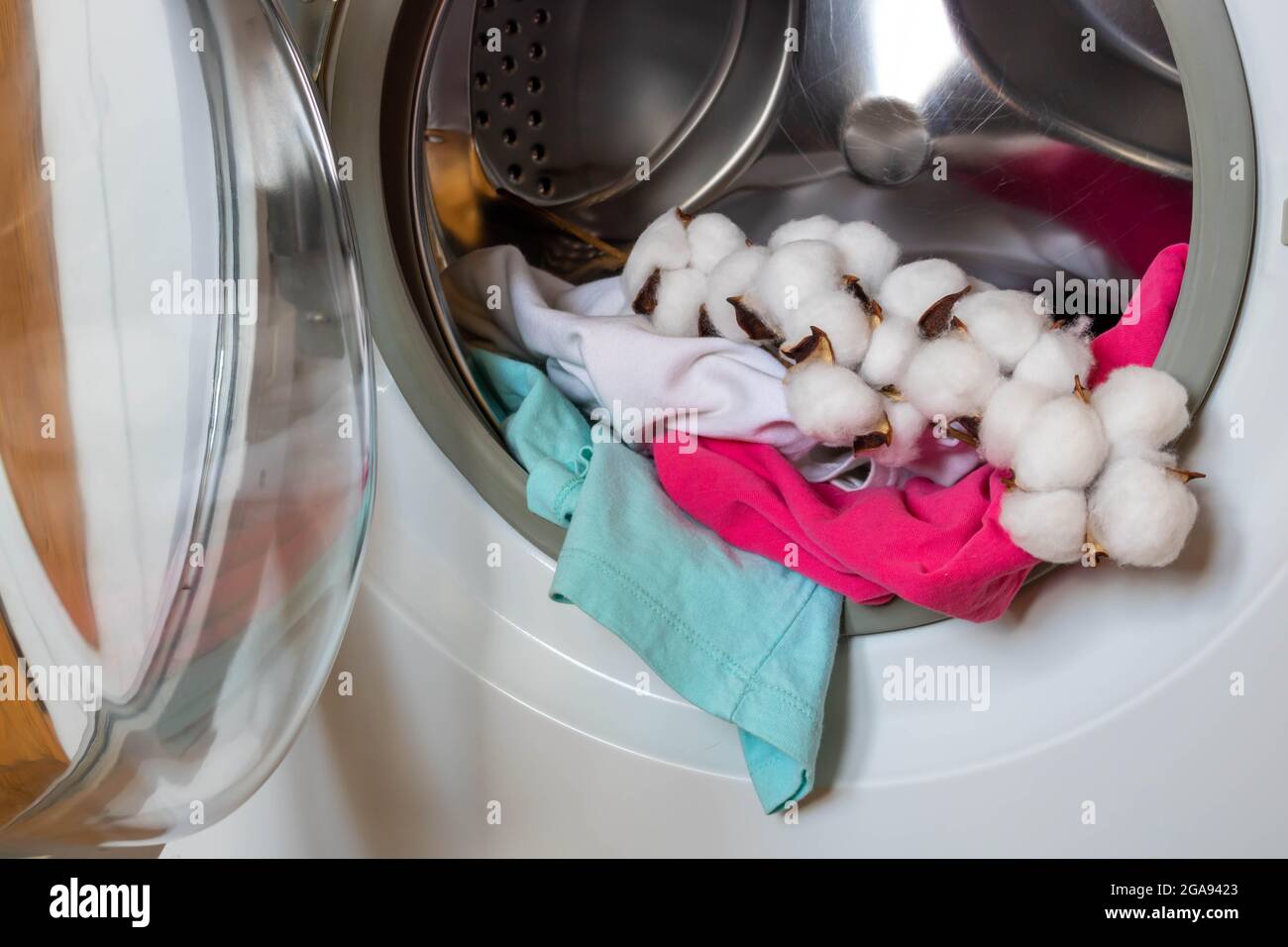 Lavatrice aperta con biancheria colorata e un filo di cotone bianco Foto  stock - Alamy