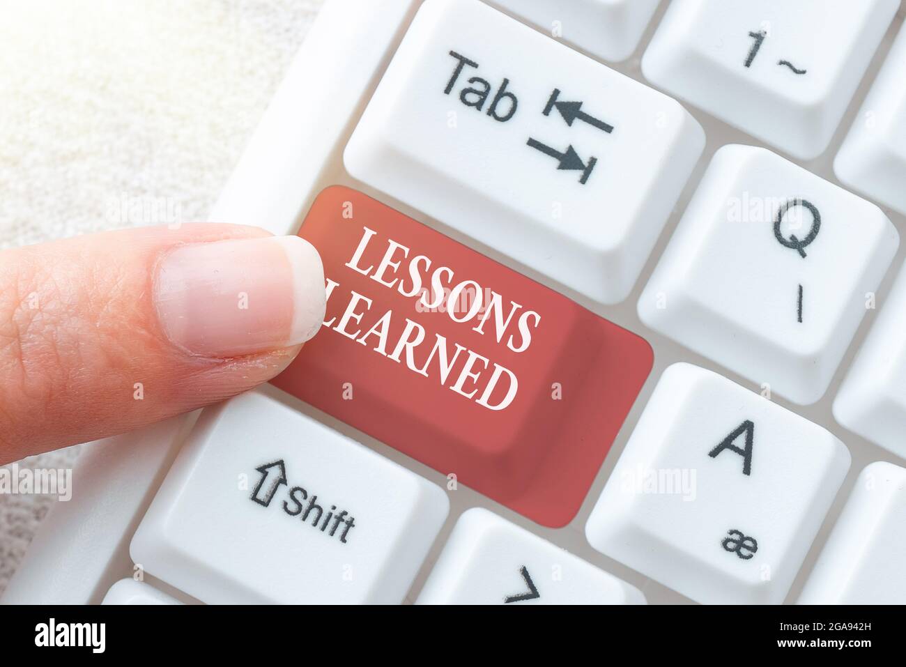 Didascalia di testo che presenta le lezioni apprese. Parola scritta sulla conoscenza o la comprensione acquisita con esperienza di digitazione Daily Reminder Notes, creazione Foto Stock