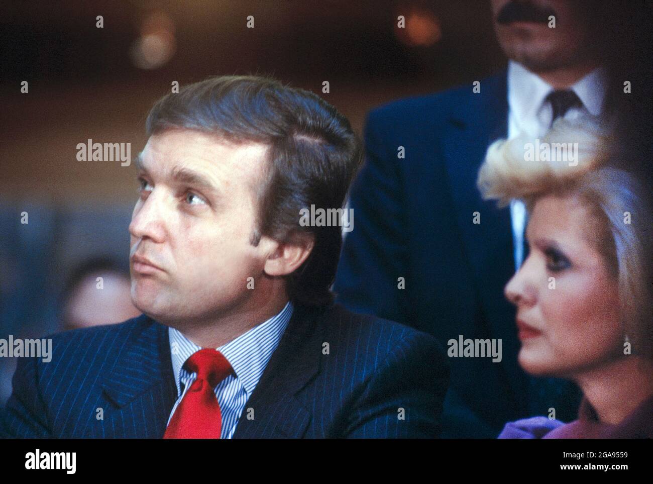 Il proprietario Donald Trump e la moglie Ivana Trump durante la conferenza stampa USFL dei generali del New Jersey, Trump Tower, New York City, New York, Stati Uniti, Bernard Gotfryd, febbraio 1985 Foto Stock