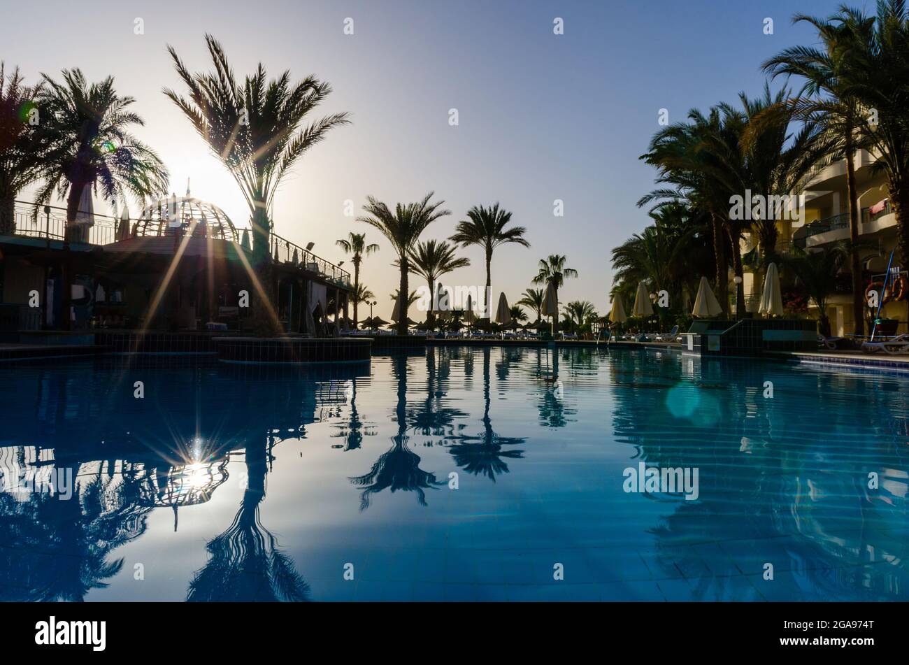 piscina senza persone e palme in un hotel vuoto A Hurghada Egitto Foto Stock