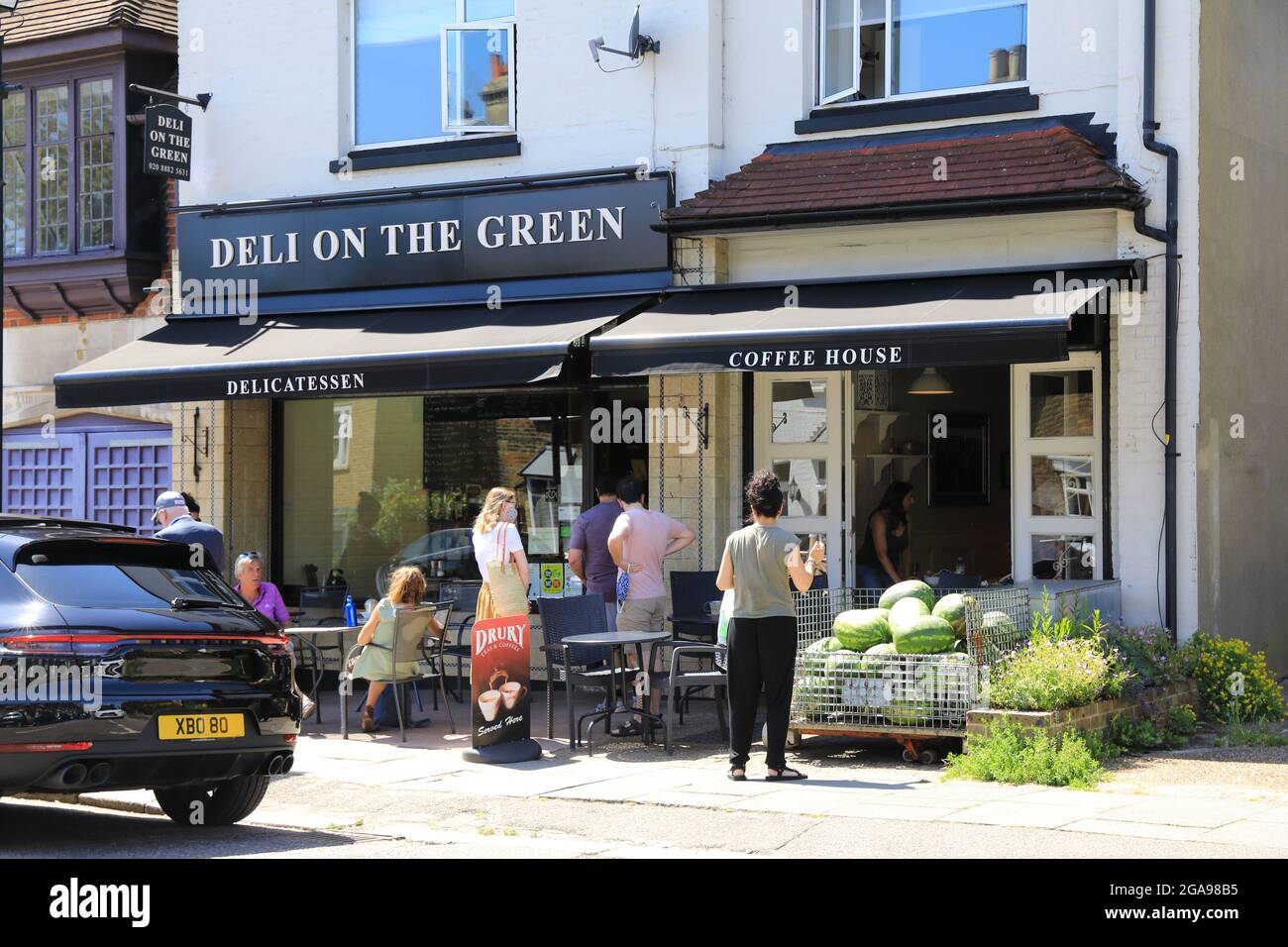 Il Deli a conduzione familiare sul Green on Hoppers Road, nel grazioso sobborgo nord di Londra, Winchmore Hill, Regno Unito Foto Stock