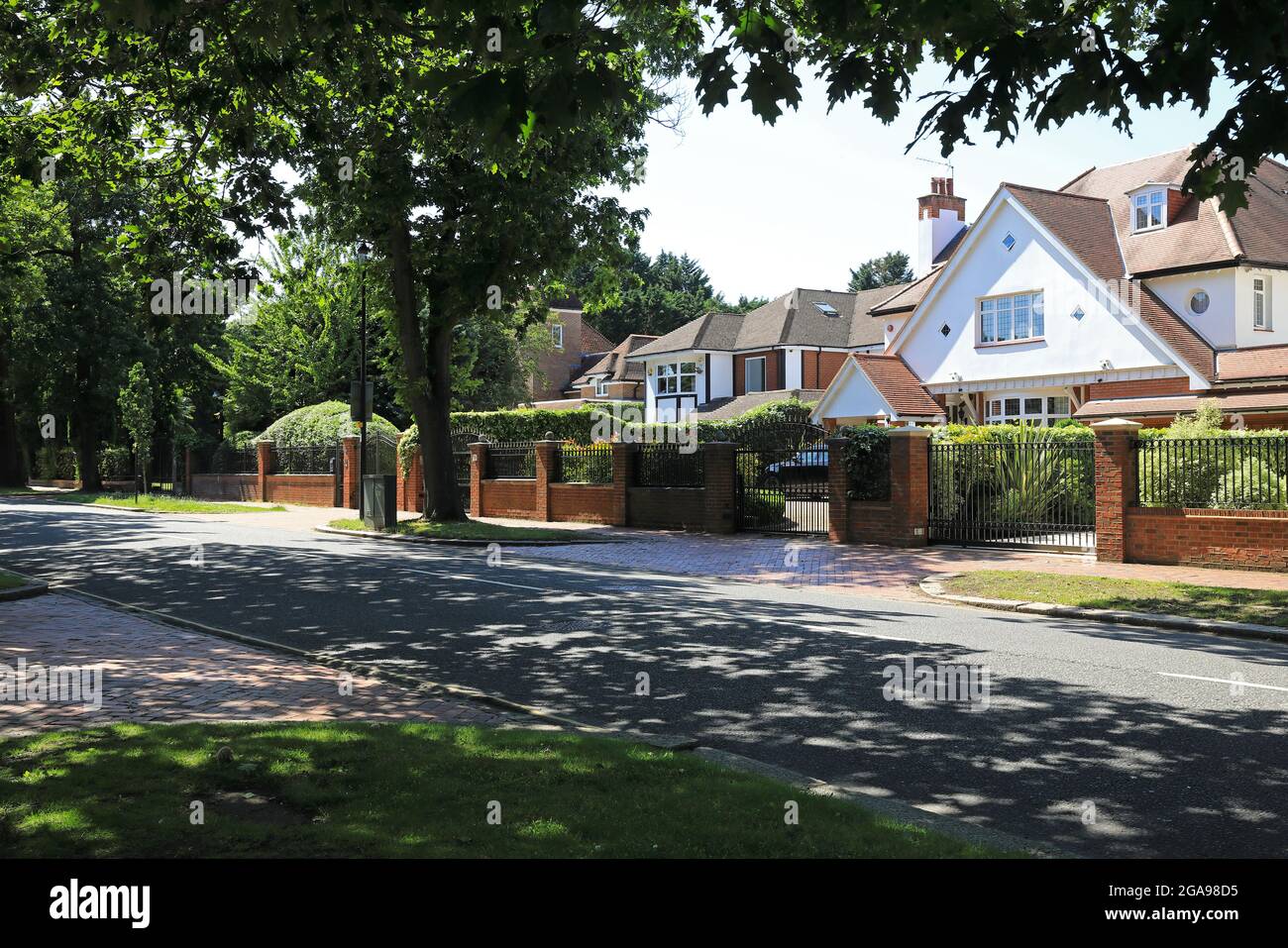 Case costose su una vasta passeggiata frondosa a Winchmore Hill, il quartiere benestante del nord di Londra, Regno Unito Foto Stock