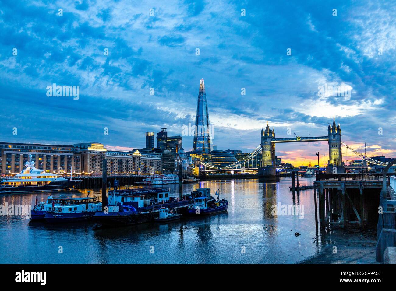 Lo skyline di Londra, il Tamigi, lo Shard e il Tower Bridge di sera contro il cielo drammatico, Londra, Regno Unito Foto Stock