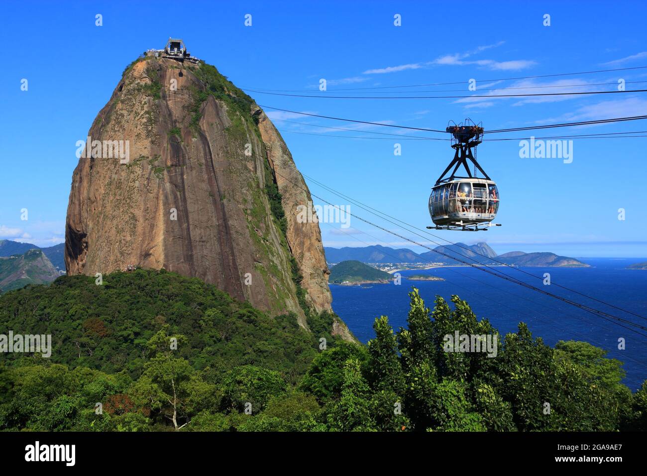 Brasile, Rio de Janeiro, Pan di zucchero - Pao de Acucar e funivia con la baia e l'Oceano Atlantico sullo sfondo. Foto Stock