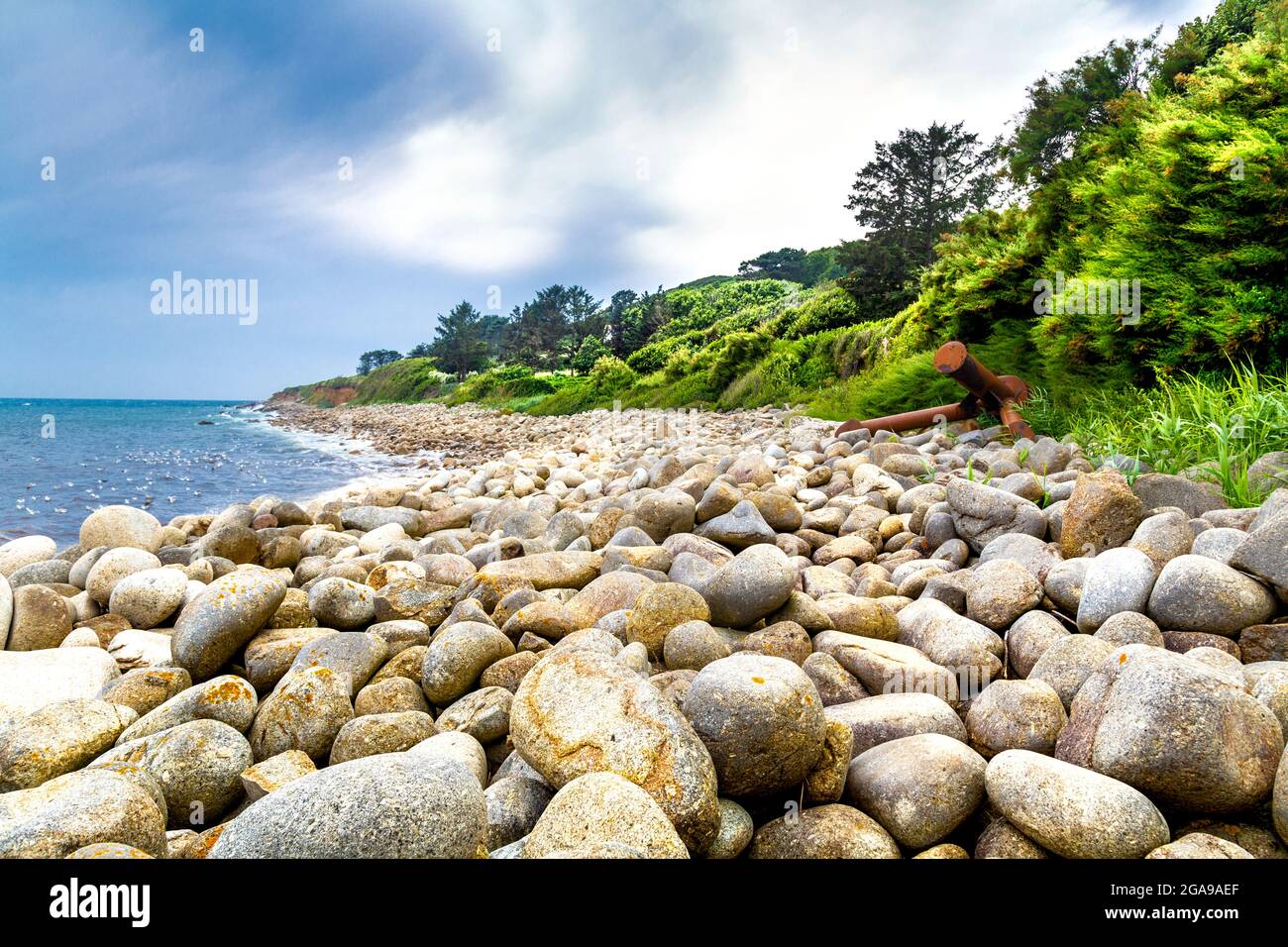 Grandi rocce sulla spiaggia a St Loy's Cove e piedi della gru St Loy lungo il South West Coast Path, Cornwall, Regno Unito Foto Stock